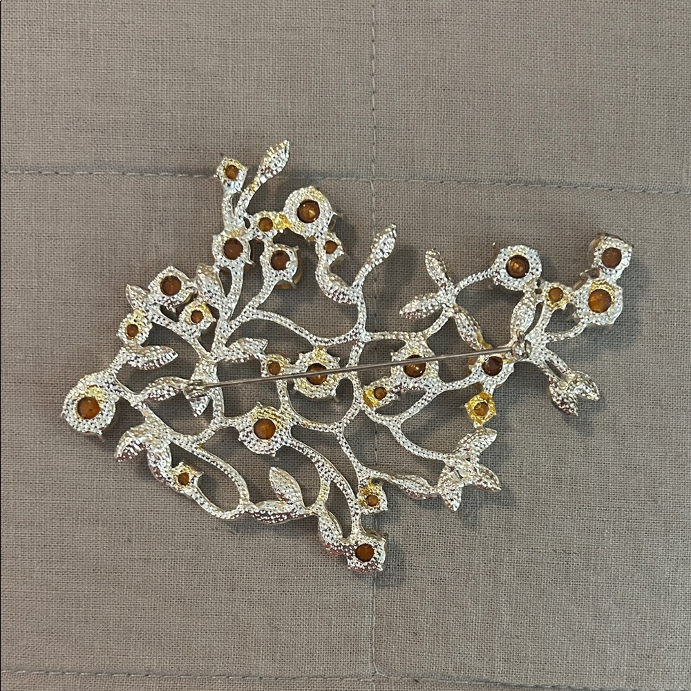 Elegant Silver Floral Brooch - Picture 2 of 3